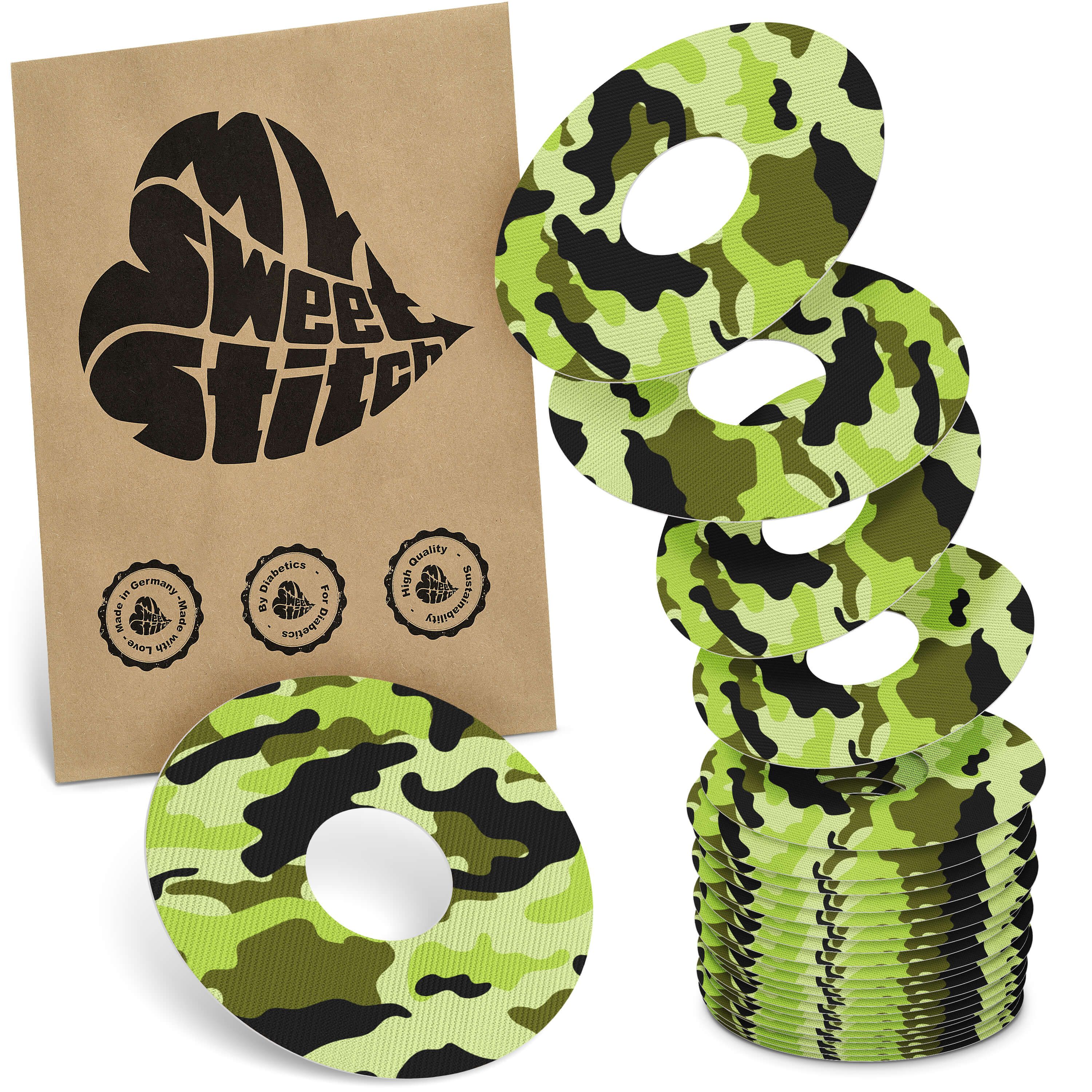 Kreisförmige Pflaster mit Camouflage-Muster. Braune Papiertüte mit Logo. Stapel von Pflastern.