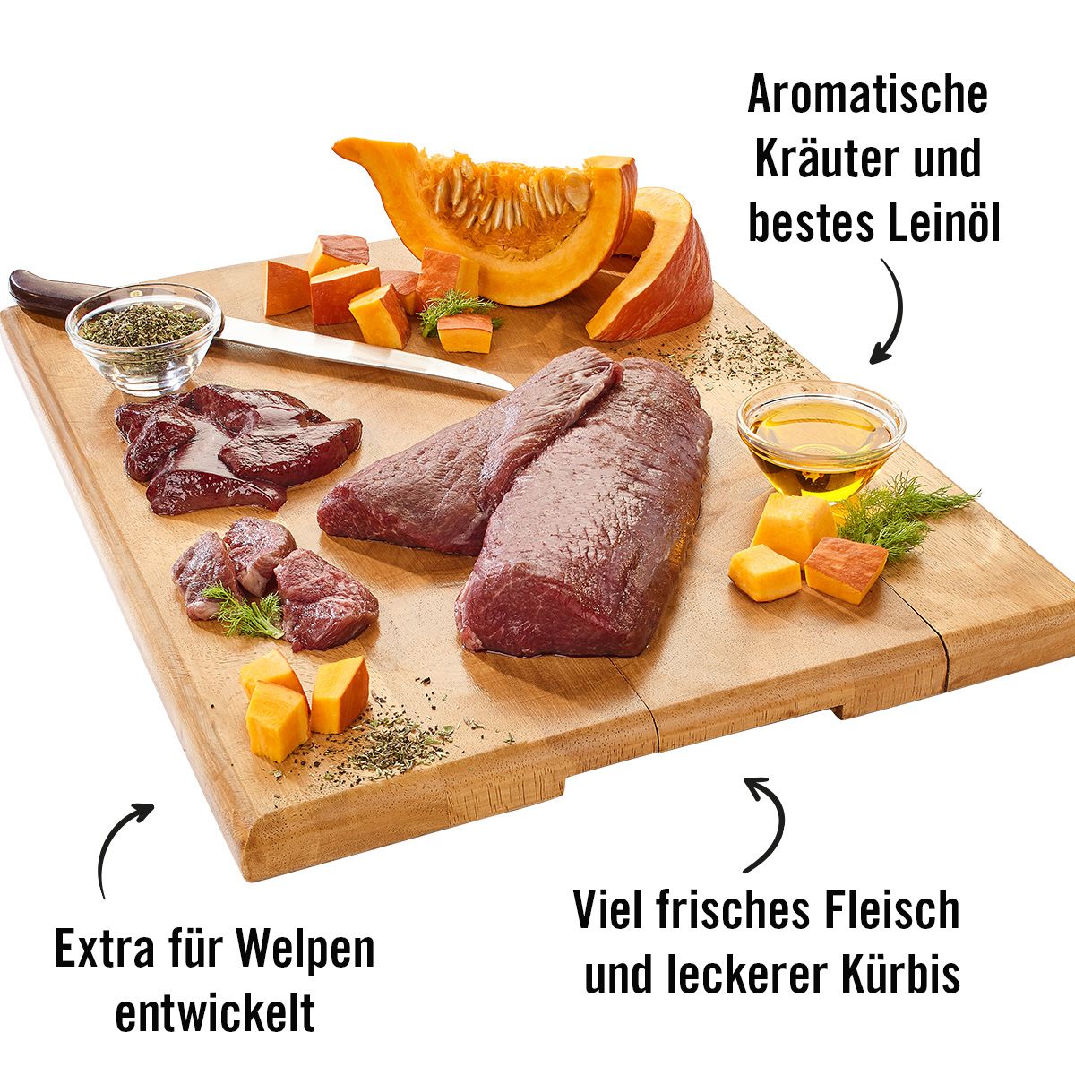 Zutaten für Hundefutter auf einem Holzbrett: Fleisch, Kürbis, Kräuter und Leinöl. Text: Viel frisches Fleisch und leckerer Kürbis.