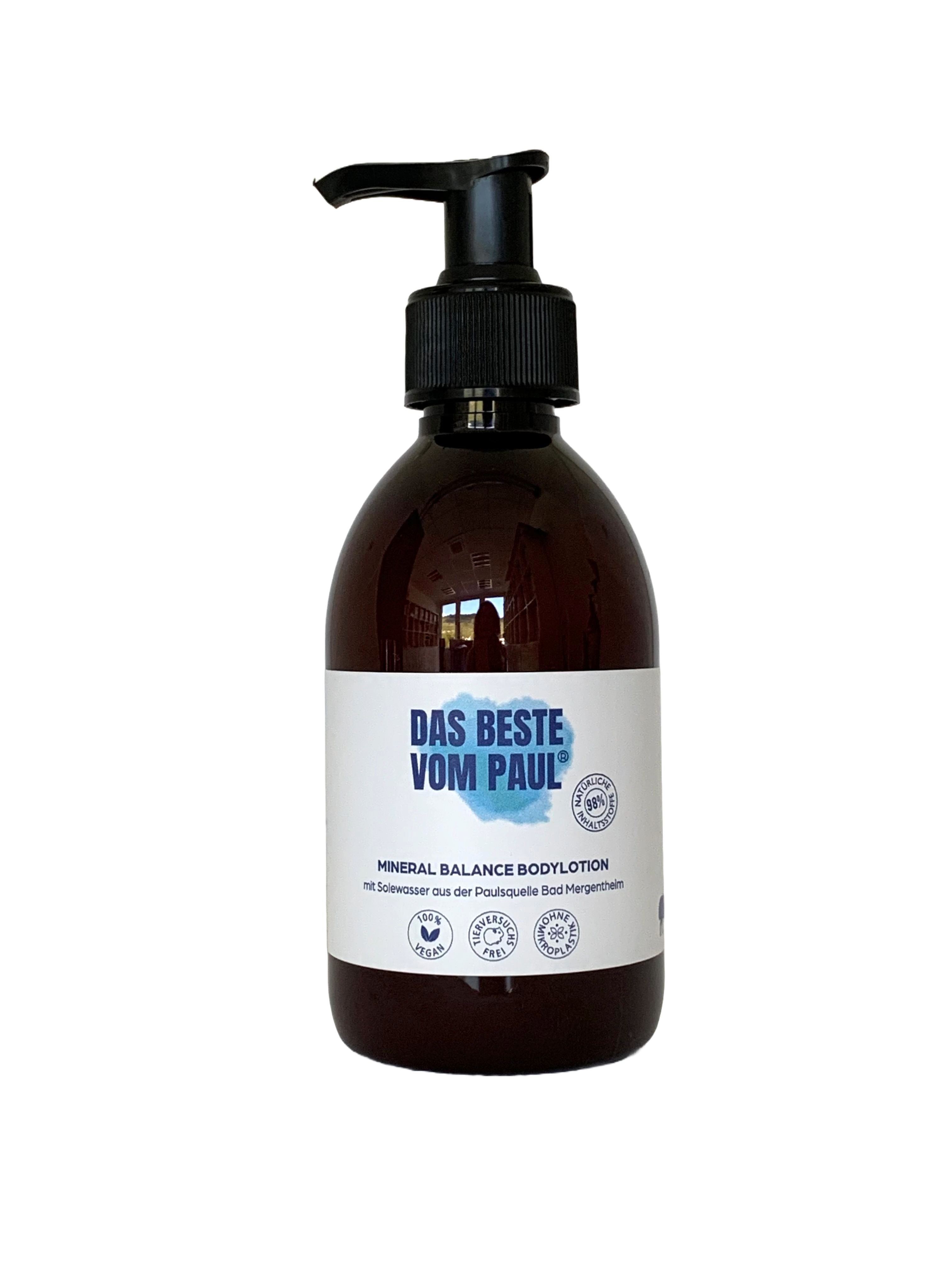 Braune Flasche mit schwarzem Pumpverschluss. Aufkleber mit Text: Das Beste vom Paul, Mineral Balance Bodylotion. Vegan, ohne Tierversuche.
