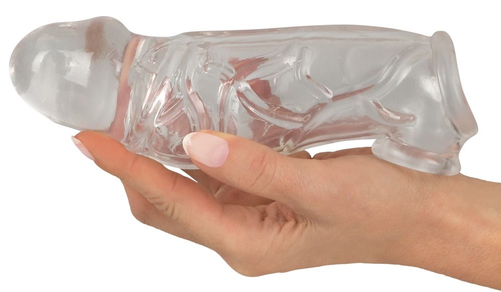 Transparenter Penis Sleeve in Hand gehalten. Sichtbare Strukturierung. Mit Hodenring. Auf weißem Hintergrund.