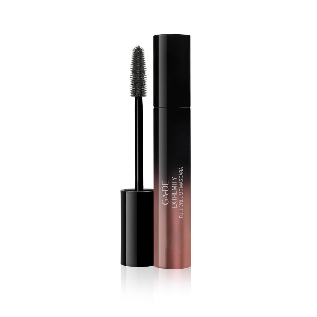 Schwarze Mascara-Tube mit Bürste. Aufschrift: GA-DE Extremity Full Volume Mascara. Schwarze Bürste ist herausgezogen.