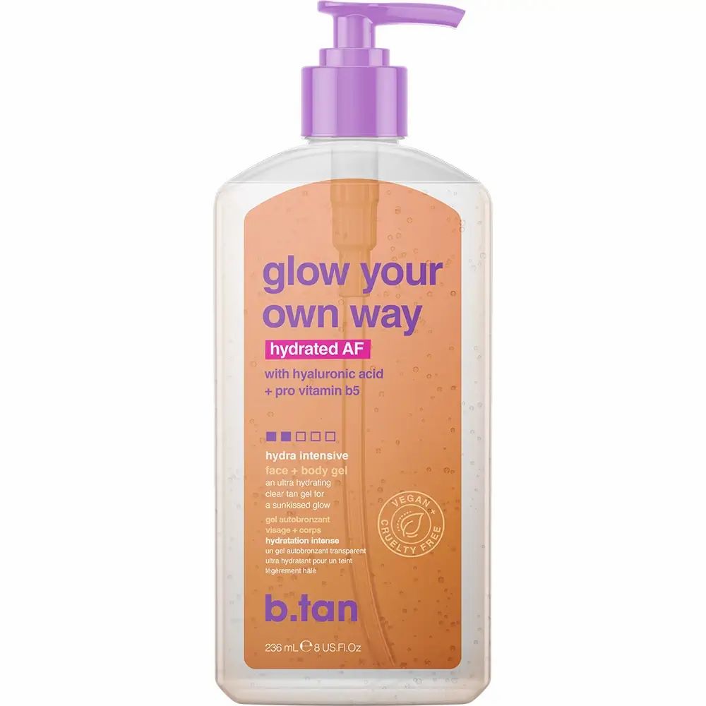 B.tan Glow Your Own Way Hydrated AF Tanning Gel mit Hyaluronsäure und Pro-Vitamin B5 in einer Pumpflasche.