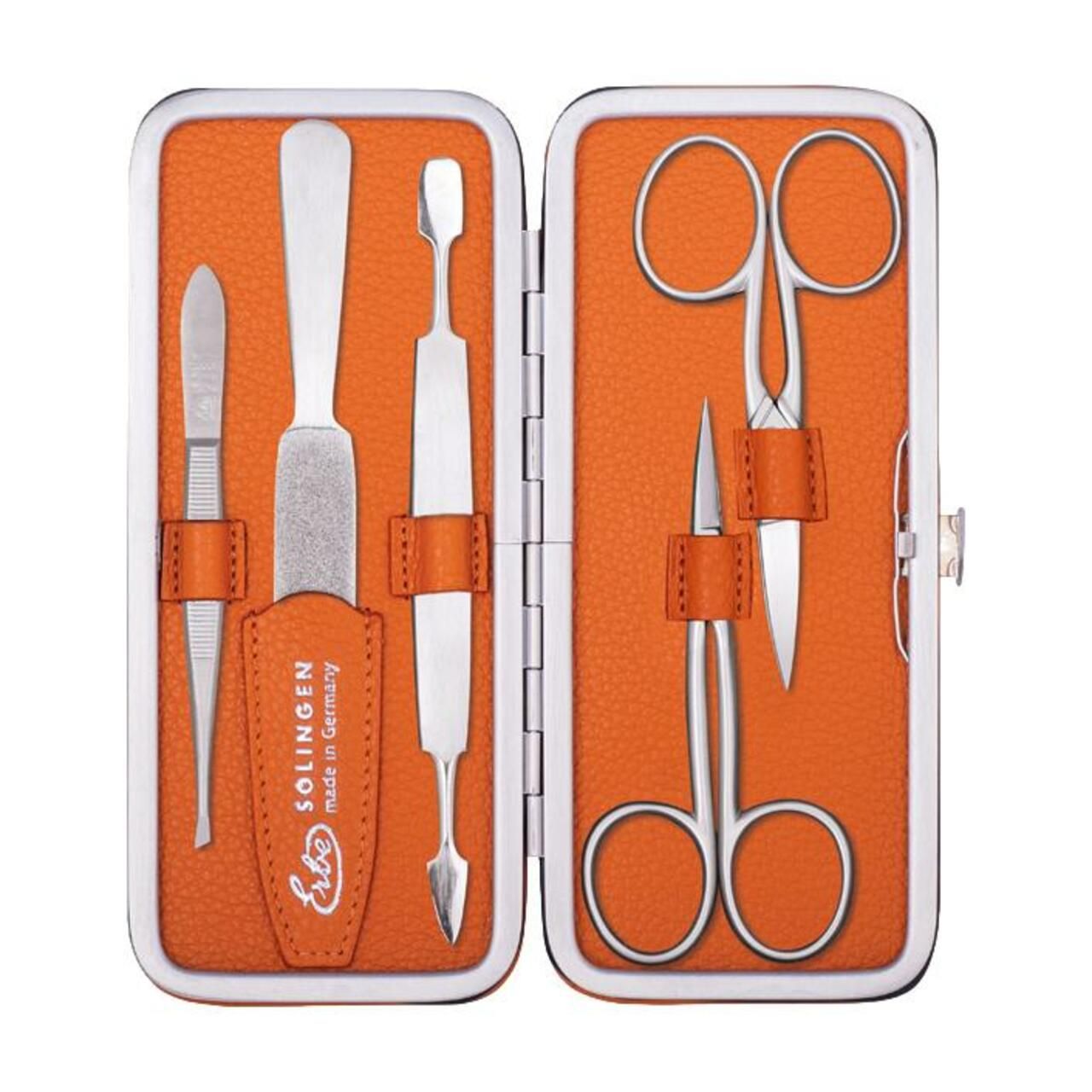 Maniküre-Set in orangefarbener Lederhülle mit Pinzette, Nagelhautschieber, Nagelfeile, Nagelschere und kleiner Schere.