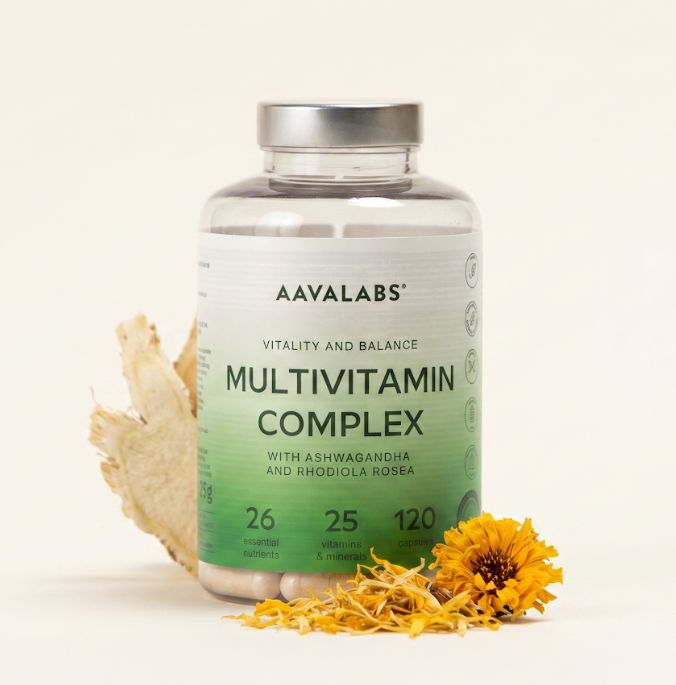 Aavalabs Multivitamin Komplex Flasche mit getrockneten Kräutern und Blume.