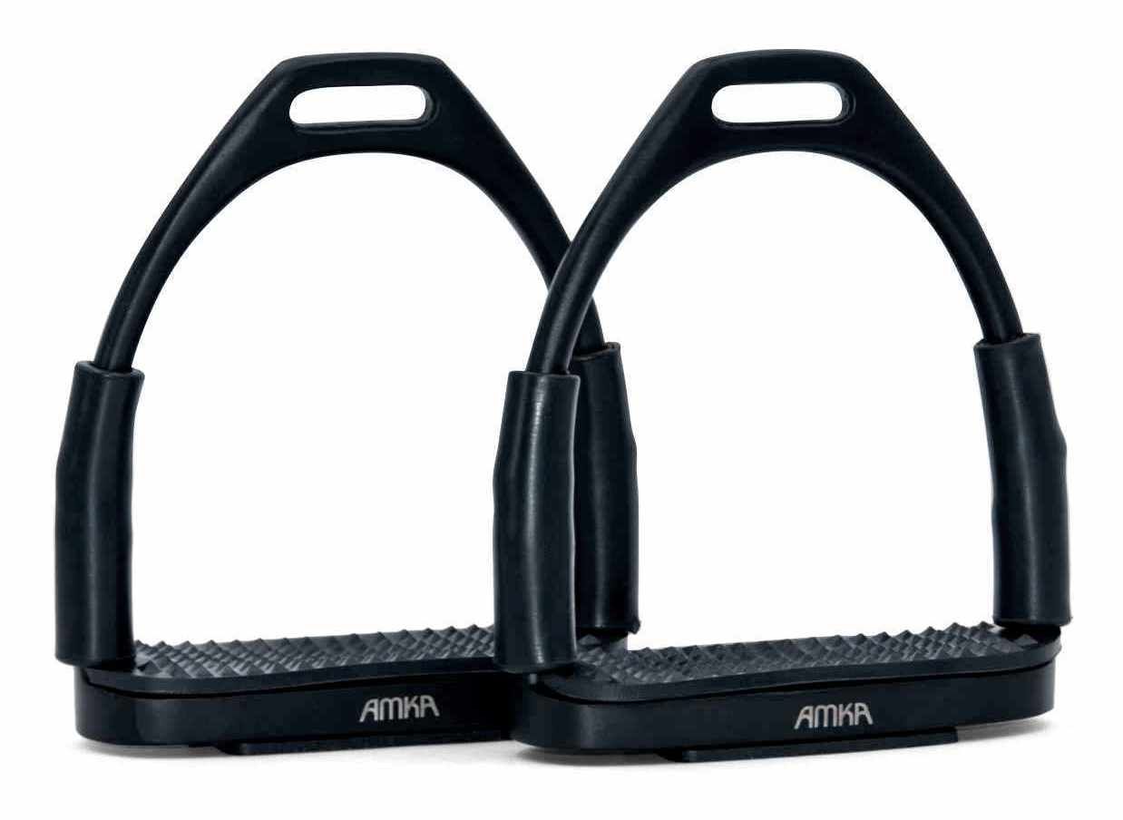 Zwei schwarze Steigbügel mit Gelenk. AMKA-Logo auf der Trittfläche.