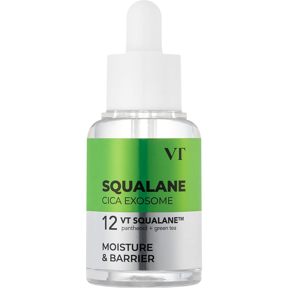 Glasflasche mit Pipette. Aufschrift: Squalane Cica Exosome. Grüne und silberne Etiketten. Weißer Hintergrund.