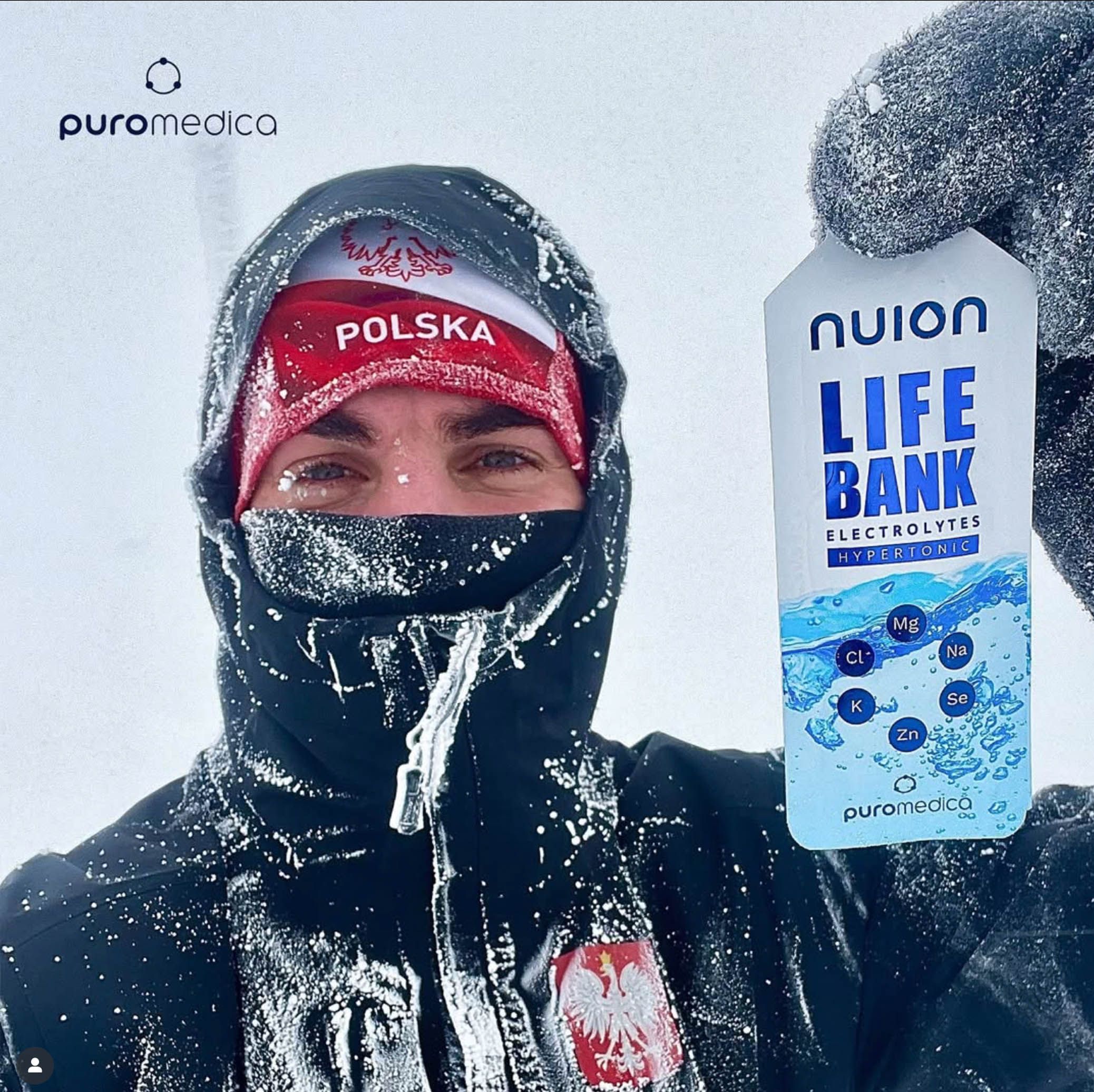 Person in Winterkleidung hält Beutel Nuion Life Bank Hypertonic.