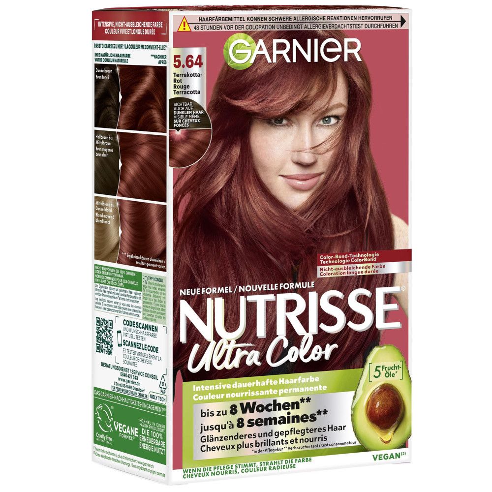 Garnier Nutrisse Ultra Color. Haarfarbe in Rot. Frau mit rotem Haar. Produktverpackung mit Avocado-Symbol und Vegan-Siegel.