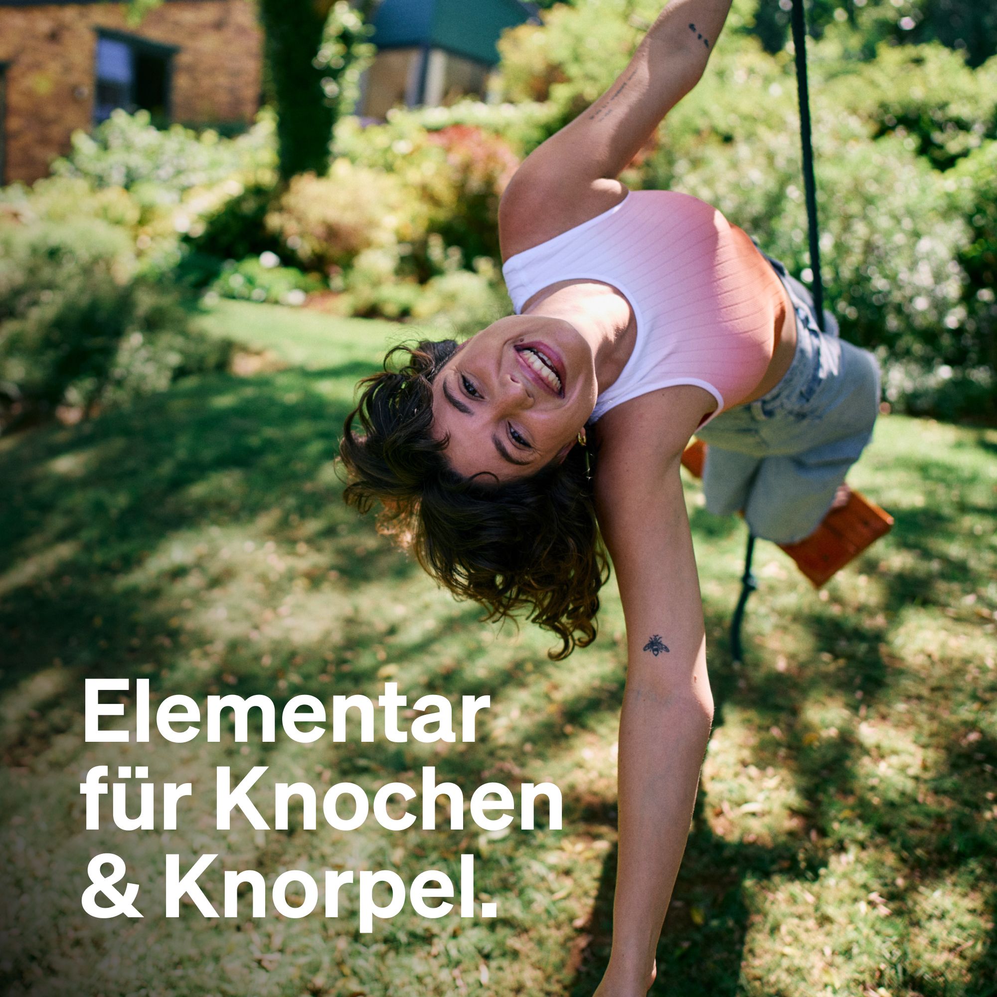 Junge Frau hängt an einem Seil. Text: Elementar für Knochen & Knorpel.
