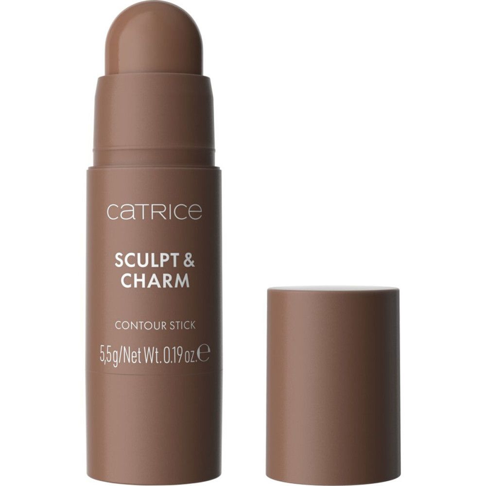 Brauner Catrice Sculpt & Charm Contour Stick mit offener Kappe. Zylindrische Form. Schriftzug: Catrice, Sculpt & Charm, Contour Stick, 5,5g/Net Wt. 0.19 oz.e.