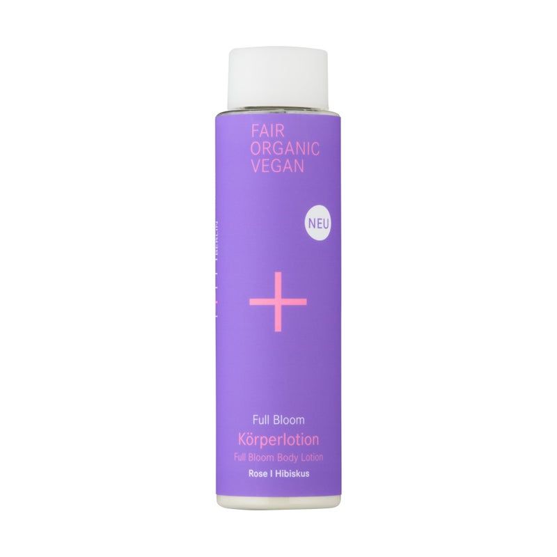 Lila Körperlotion-Flasche mit weißem Deckel. Aufschrift: Fair Organic Vegan, Full Bloom Körperlotion, Rose & Hibiskus. Mit Plus-Symbol.