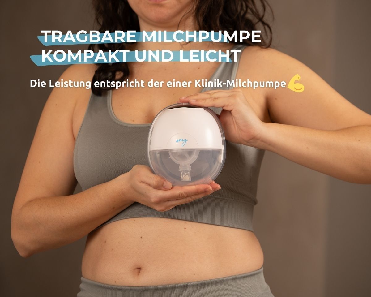 Frau hält eine elektrische Milchpumpe. Text: Tragbare Milchpumpe, kompakt und leicht. Die Leistung entspricht der einer Klinik-Milchpumpe.