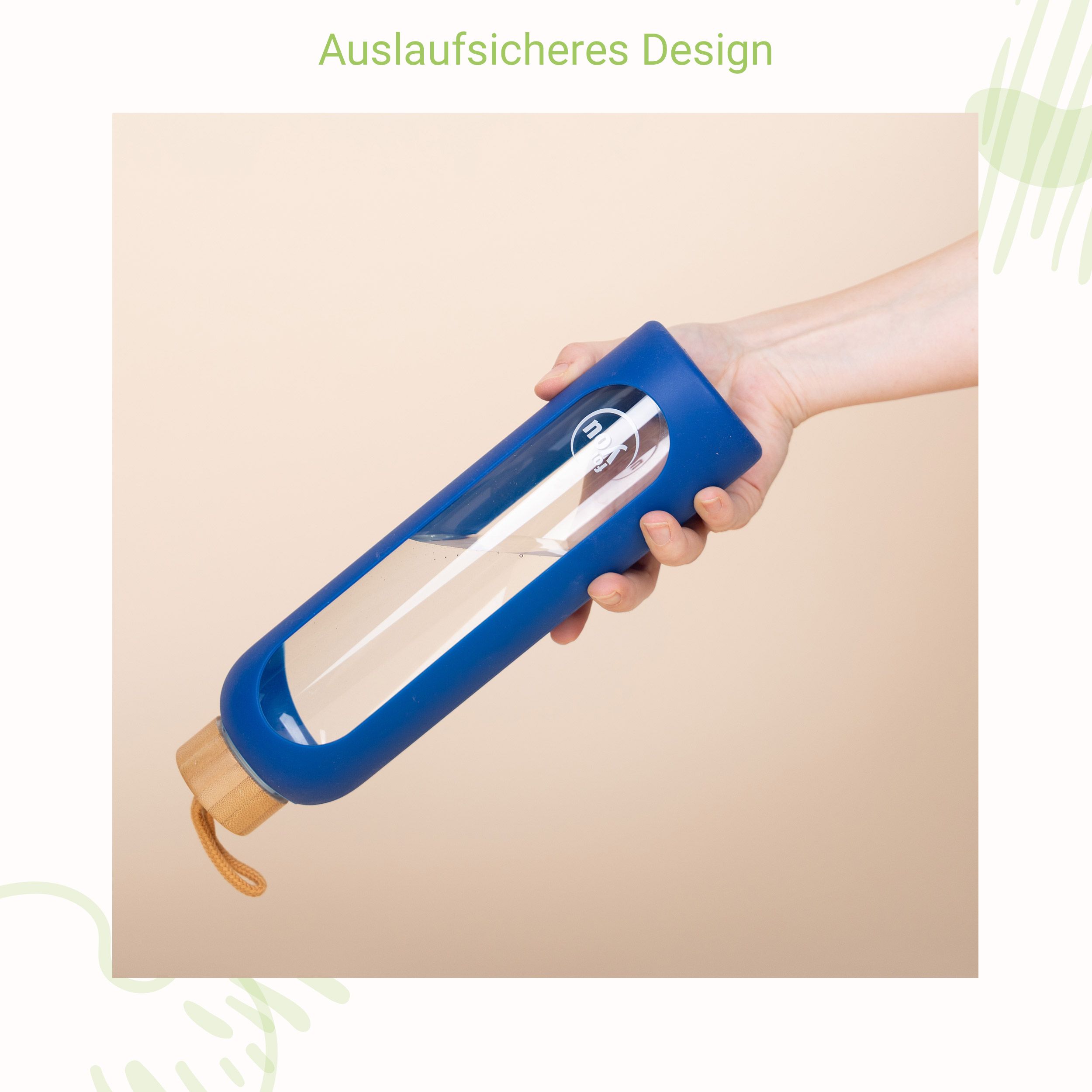 Hand hält eine blaue Glas-Trinkflasche mit Bambusdeckel und Silikonhülle.