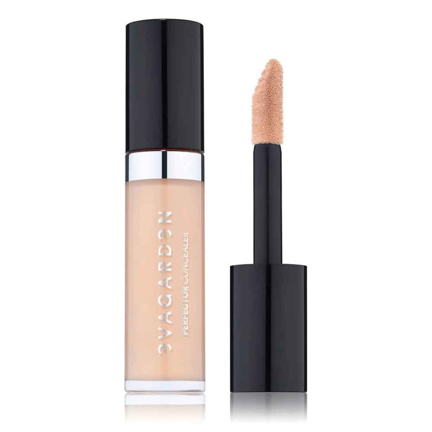 Concealer-Flakon mit schwarzem Deckel und Applikator. Produktname und Farbtonbezeichnung auf dem Flakon.