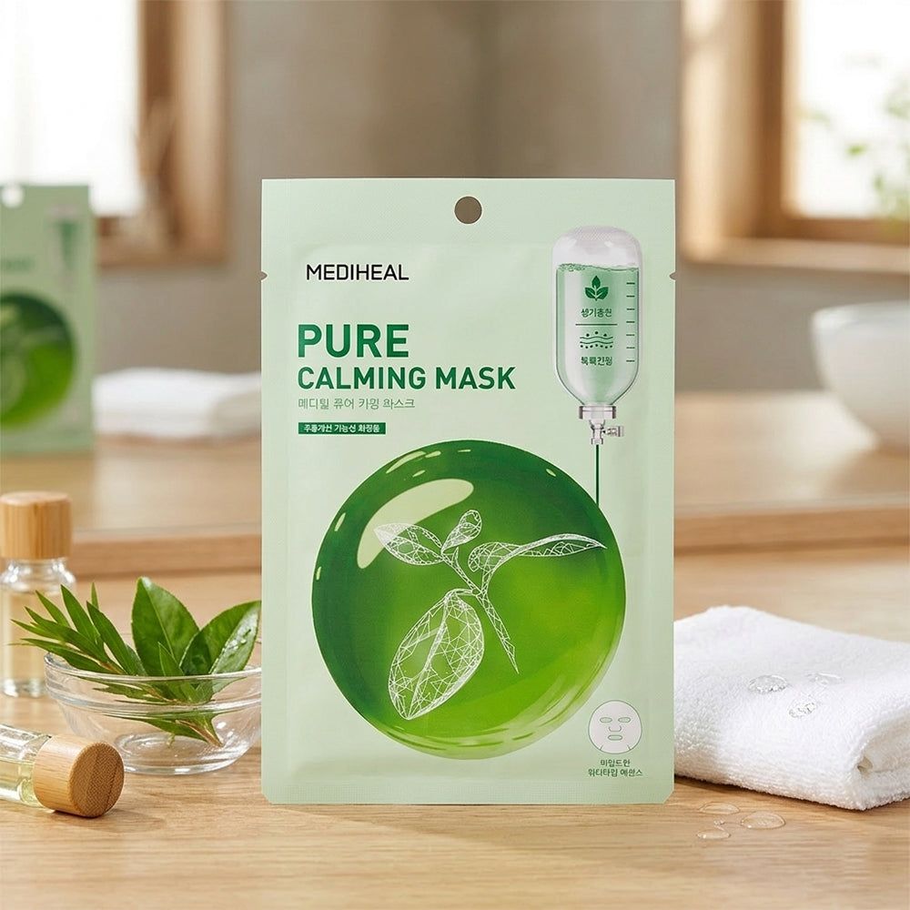 Gesichtsmaske in grüner Verpackung. Aufschrift: MEDIHEAL Pure Calming Mask. Abbildung einer grünen Kugel mit Blättern. Hintergrund: Holzoberfläche, Zubehör.