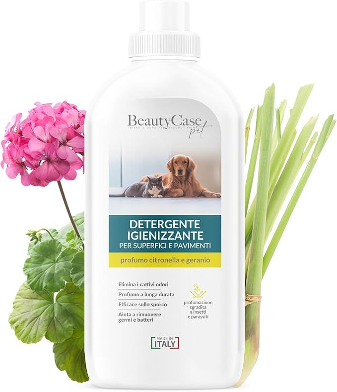 Reinigungsmittel-Flasche mit Etikett. Text: Detergente Igienizzante, BeautyCase pet. Mit Illustrationen von Hund und Katze. Mit Pflanzen.