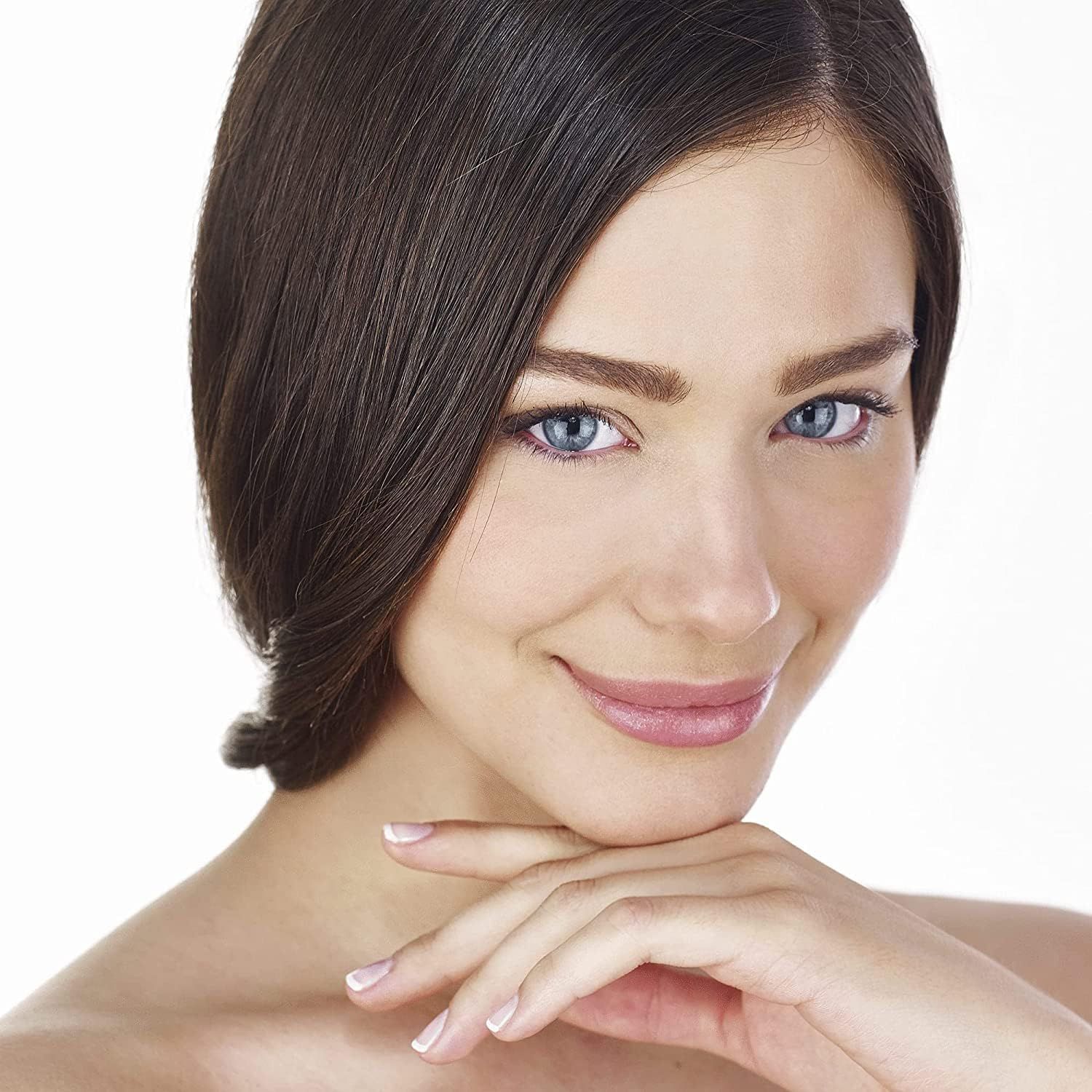 Porträt einer Frau. Sie berührt ihr Kinn. Helle Haut, blaue Augen, dunkle Haare.
