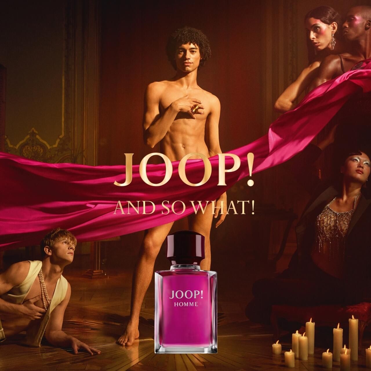 Pinkfarbener Flakon vor einer Szene mit Personen. JOOP! HOMME und AND SO WHAT! Schriftzug.