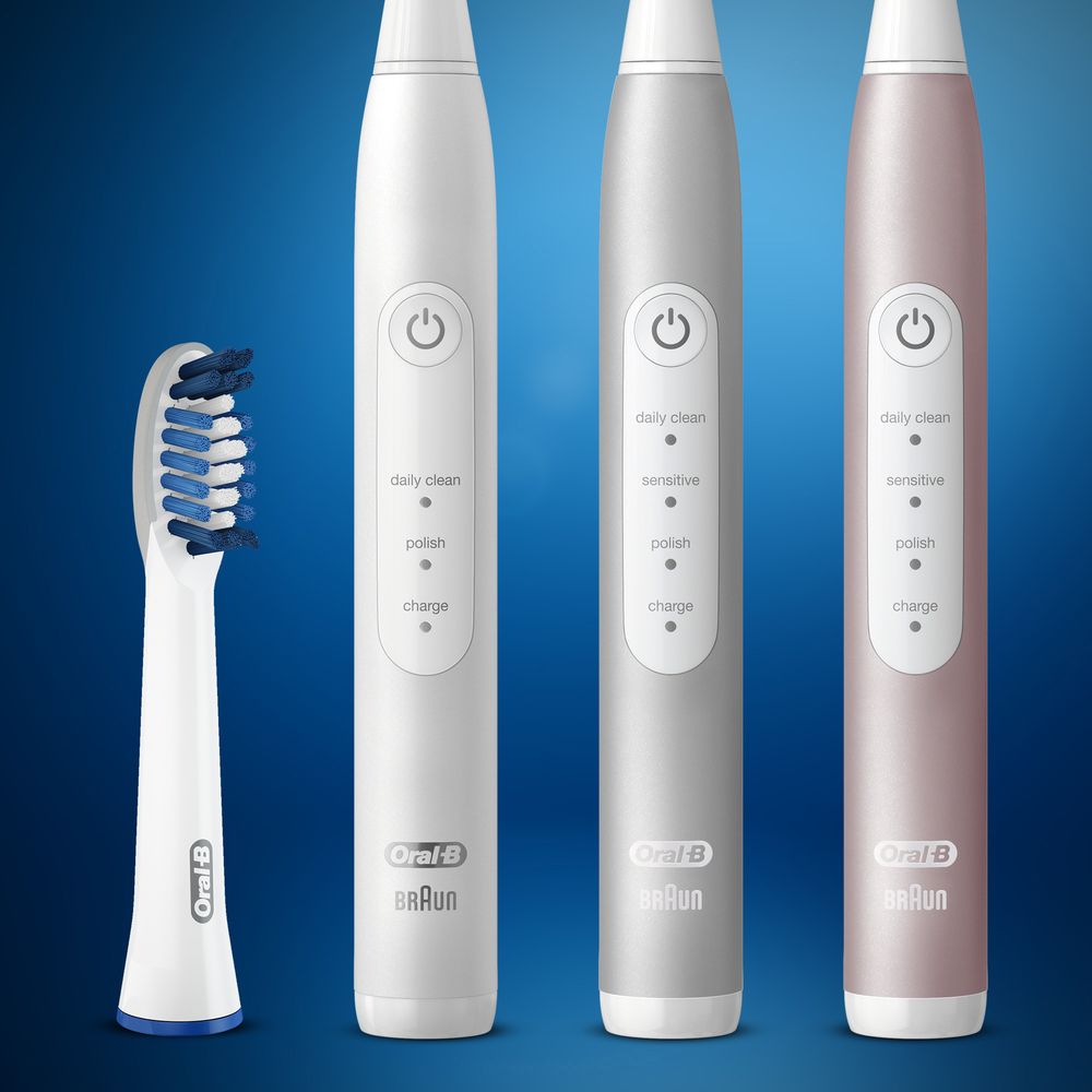 Zahnbürste und drei elektrische Zahnbürsten. Verschiedene Farben. Oral-B Logo. Bedienfelder mit Funktionen.