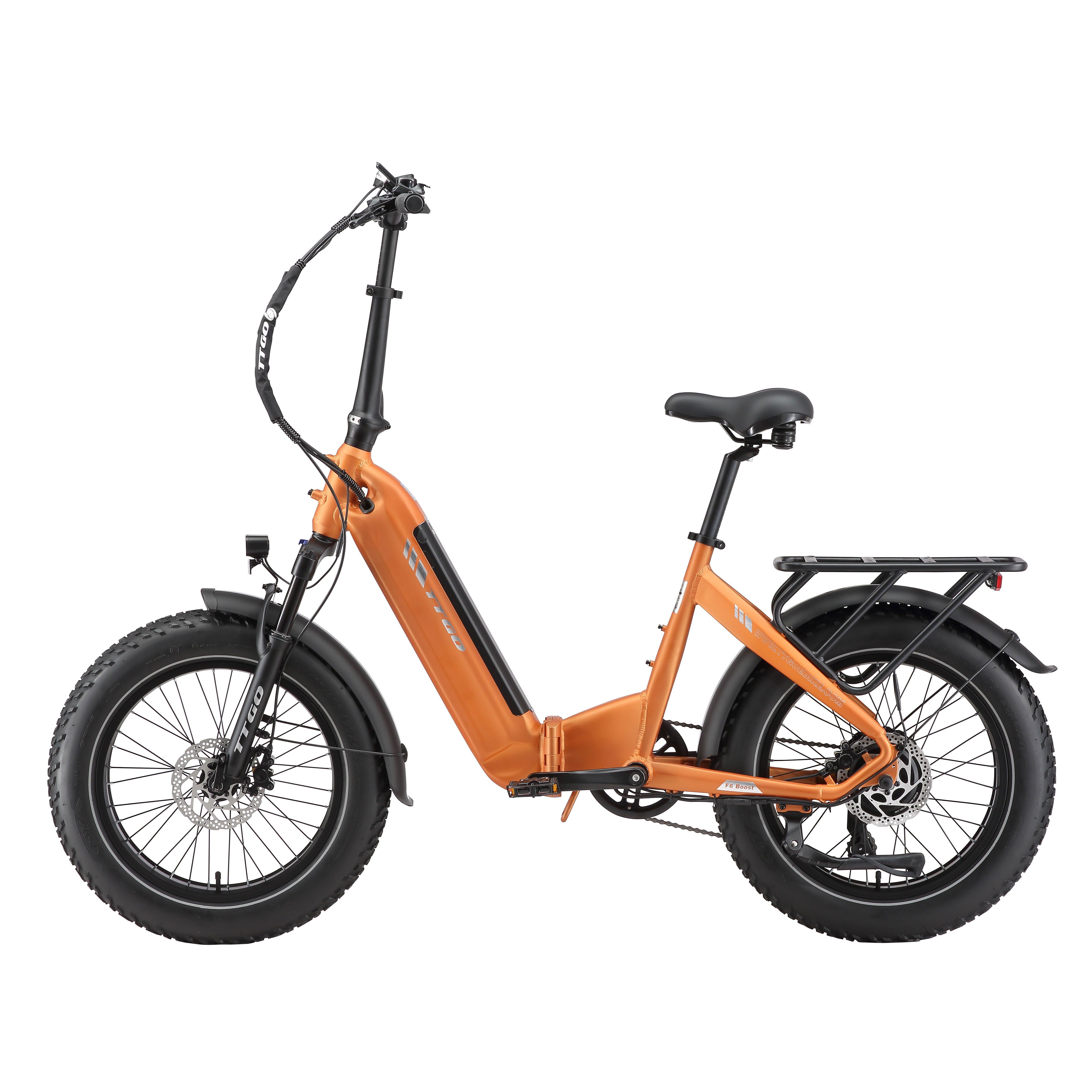 Orangefarbenes Klapp-E-Bike mit schwarzen Reifen und Gepäckträger. Marke TTGO sichtbar.