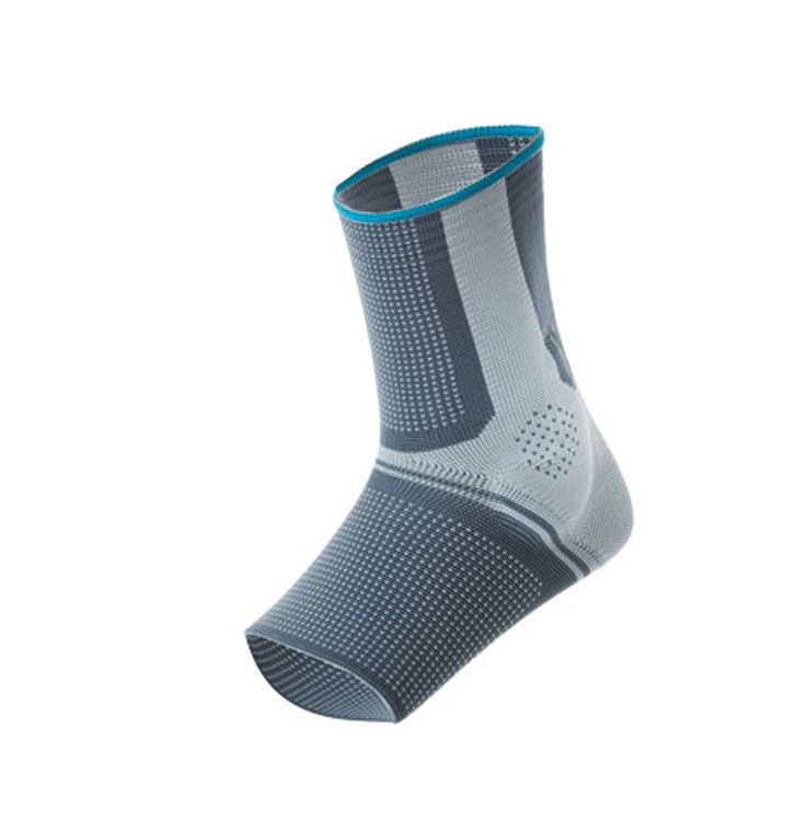 Sprunggelenkbandage in Grau mit blauer Einfassung. Atmungsaktives Material mit gepunkteter Struktur. Für Kompression und Führung.
