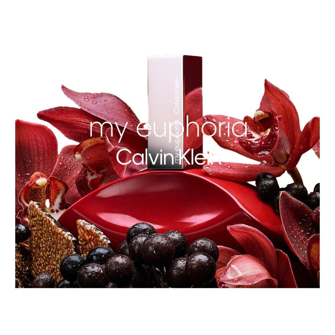 Roter Flakon mit silbernem Verschluss, umgeben von roten Blüten und Früchten. Aufschrift: my euphoria Calvin Klein.