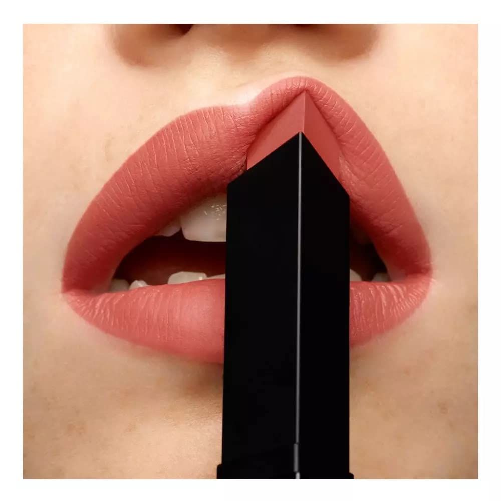 Lippen, die einen schwarzen Lippenstift halten. Der Lippenstift ist in einem Winkel positioniert.