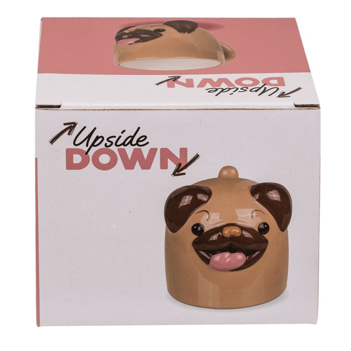 Becher Mops in Verpackung. Beige-braune Keramik, Mops-Gesicht. Aufschrift "Upside Down". Karton mit Mops-Motiv.