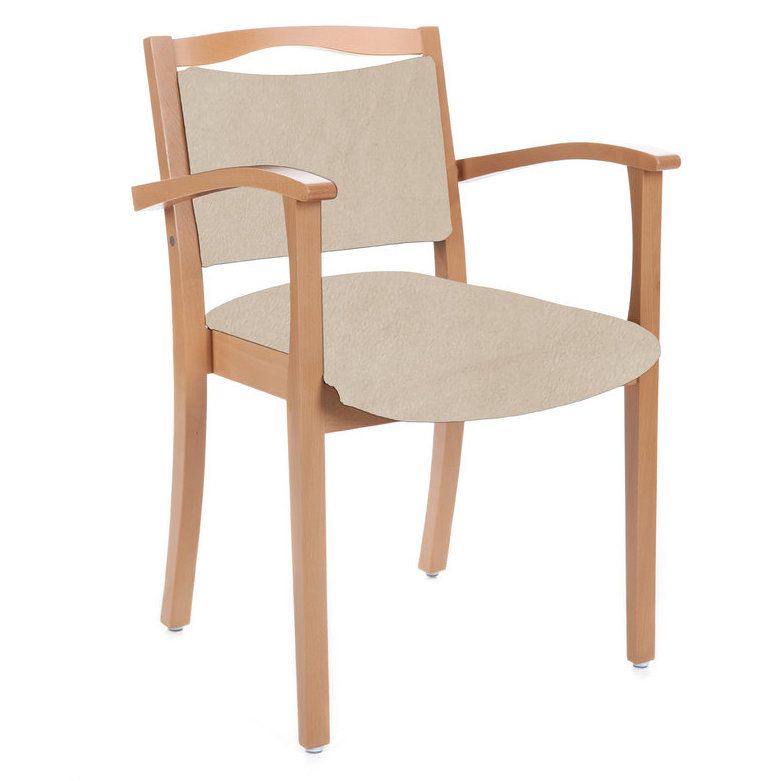 Beige Seniorenstuhl mit Armlehnen. Holzrahmen, gepolsterte Sitzfläche und Rückenlehne.