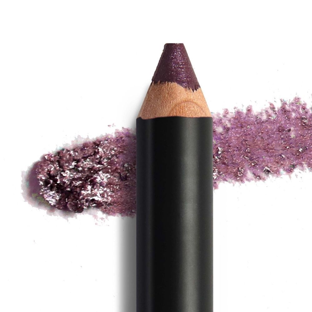 Lila Lidschattenstift. Schwarzer Stift. Lila Lidschatten-Abstrich daneben. Holzoptik.