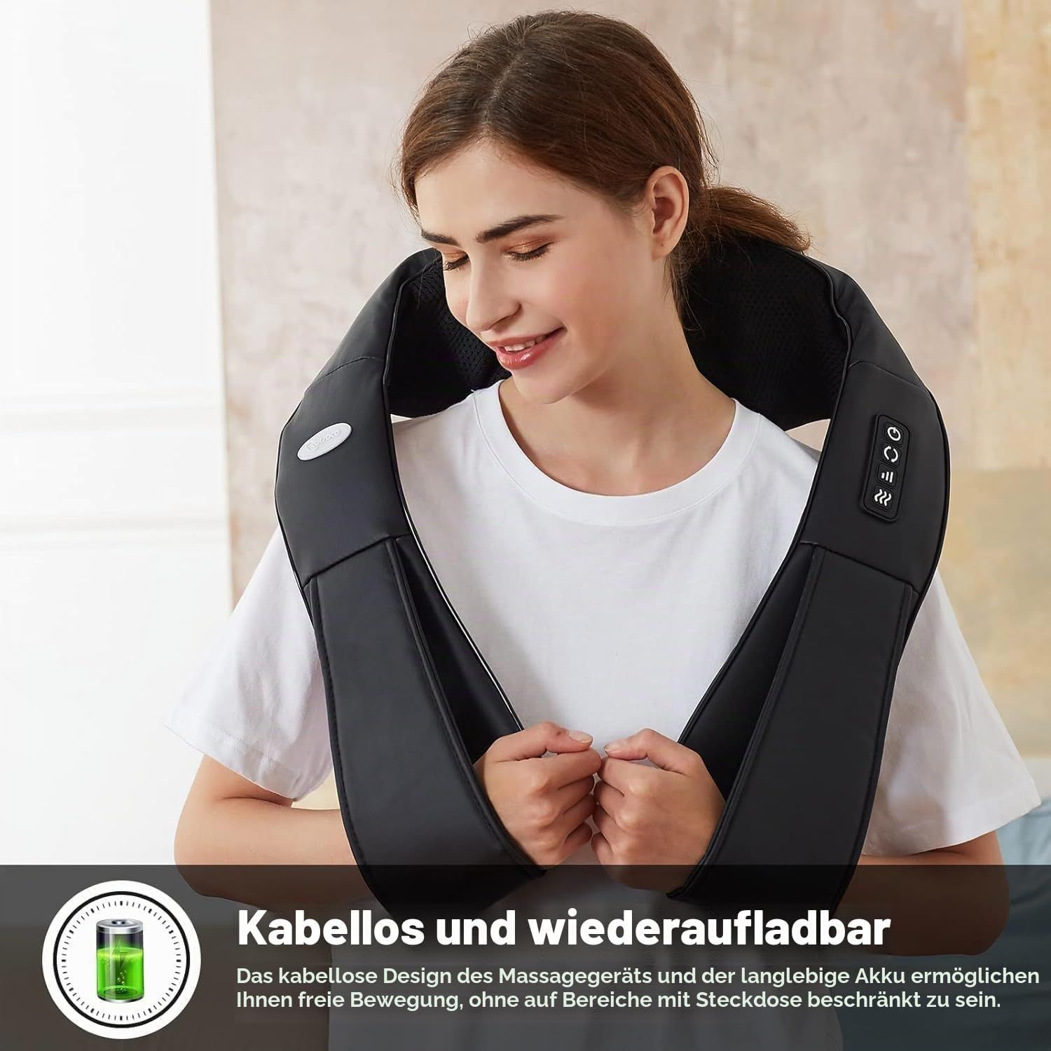 Frau benutzt ein kabelloses Nackenmassagegerät mit Akku-Anzeige.