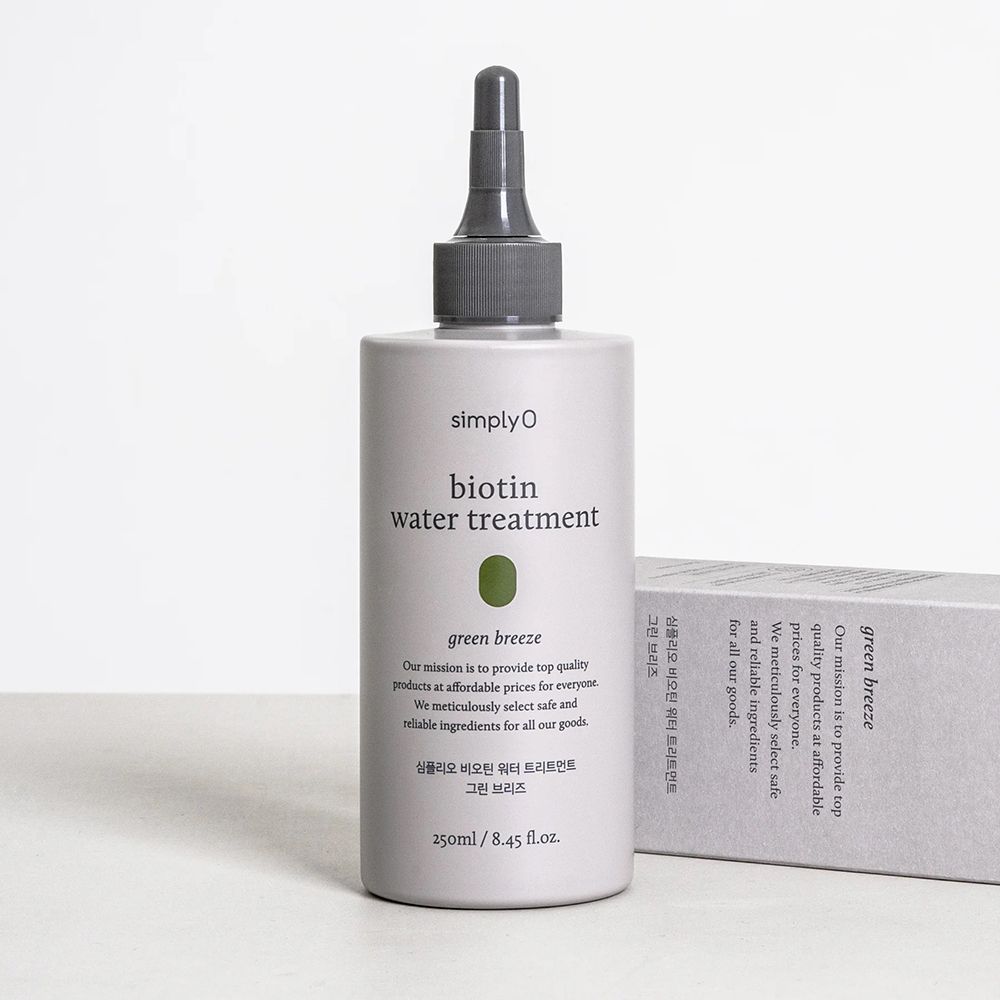 Graue Flasche mit schwarzem Applikator und Verpackung. Aufschrift: SIMPLYO Biotin Water Treatment Green Breeze. 250ml/8.45 fl.oz.