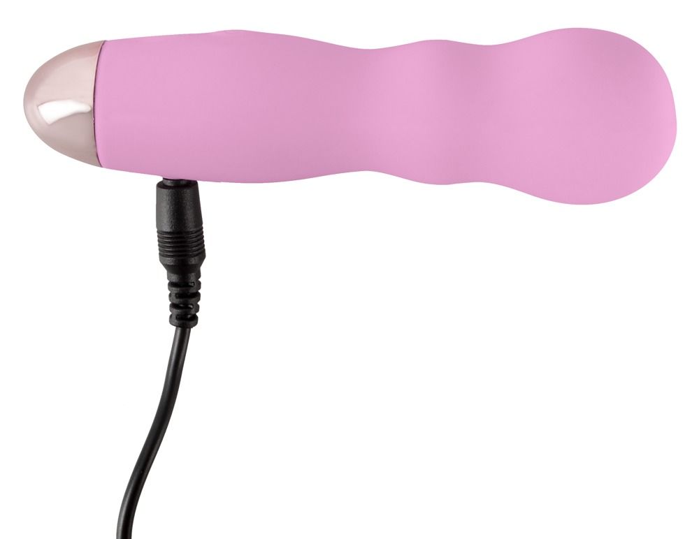 Rosa Mini-Vibrator wird mit einem Ladekabel verbunden, von der Seite.