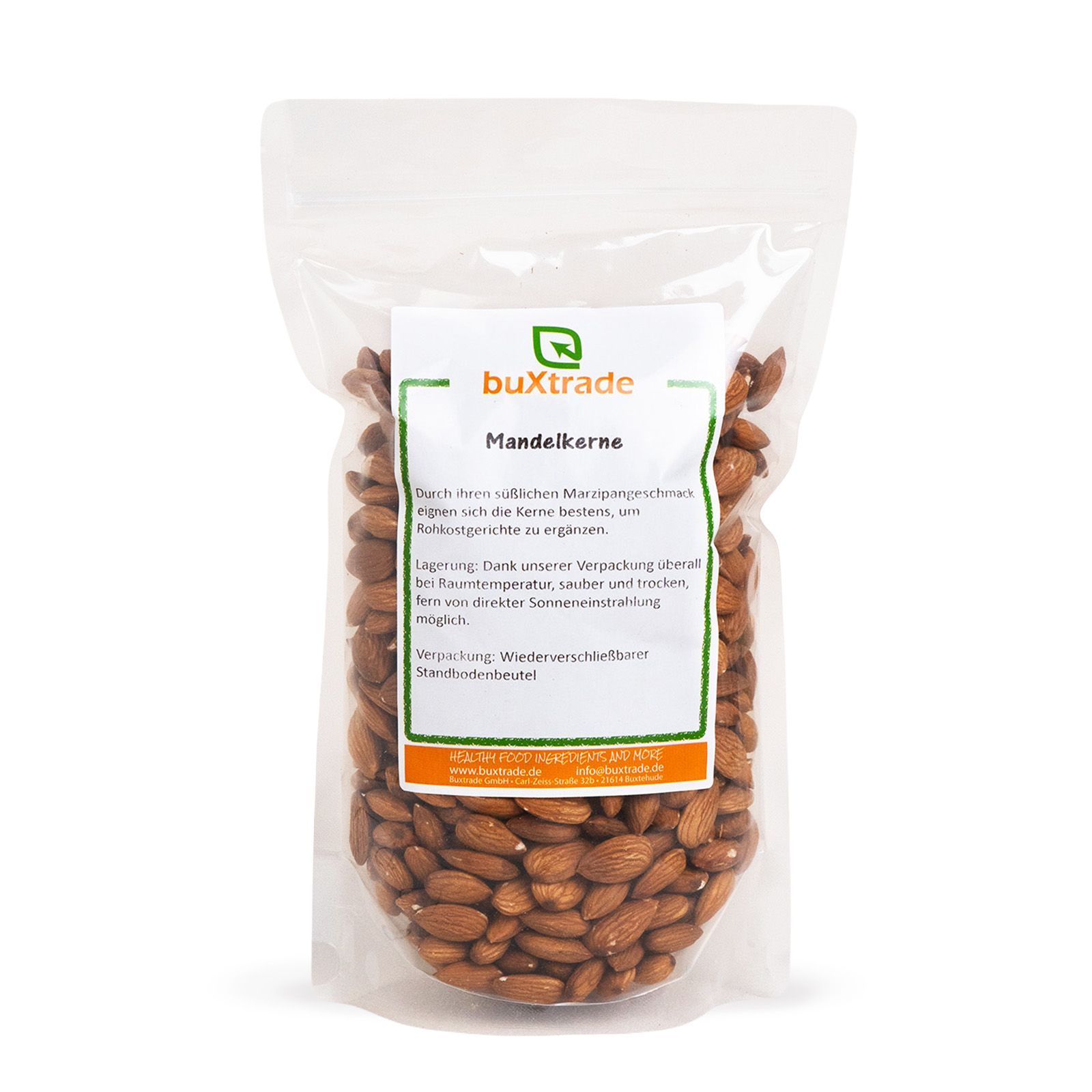 Transparente Verpackung mit Mandeln. Auf der Verpackung befindet sich ein Etikett mit Produktinformationen und dem Markennamen buXtrade.