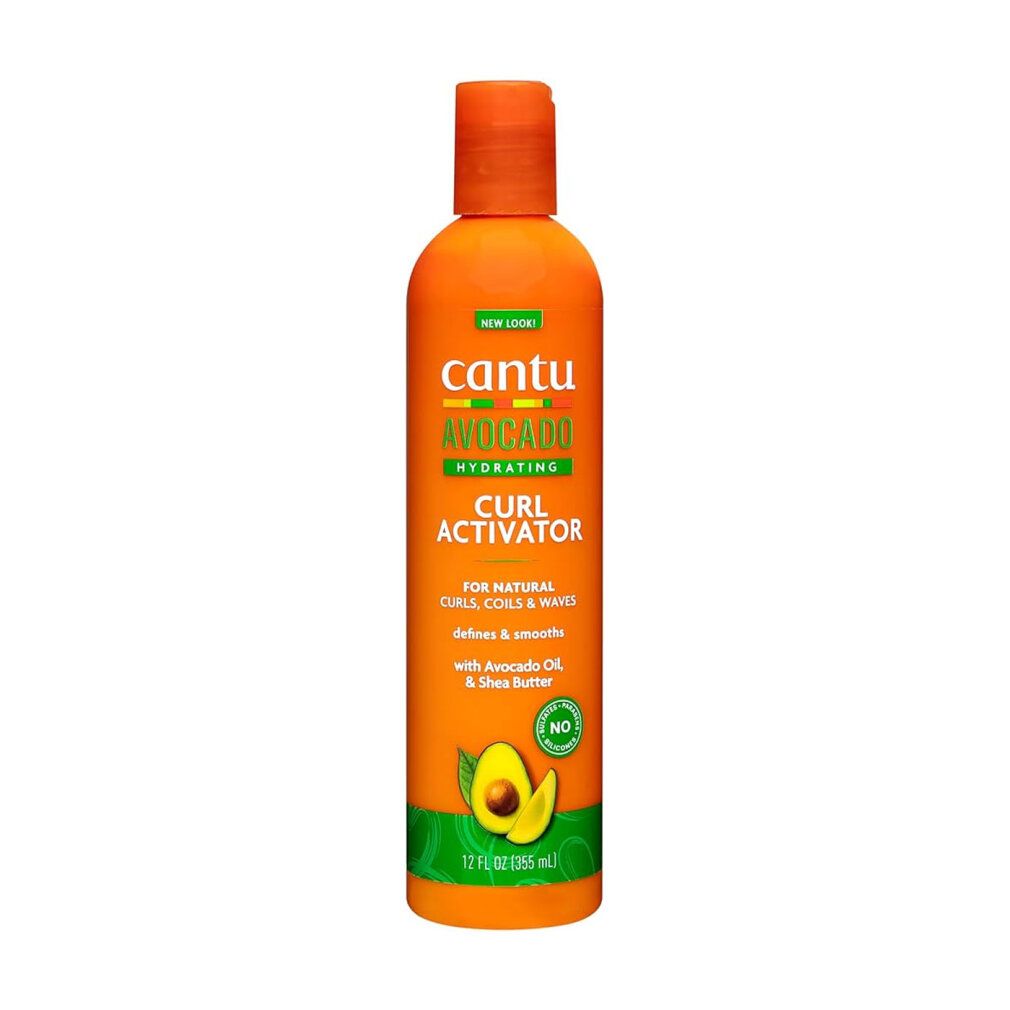 Cantu Avocado Curl Activator Flasche. Orangefarbenes Etikett mit Produktnamen und Avocado-Illustration. Orangefarbener Deckel.
