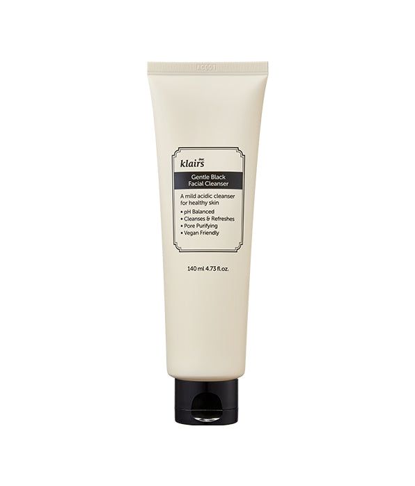 Creme-Tube mit schwarzem Verschluss. Aufschrift: Gentle Black Facial Cleanser. Vegan.