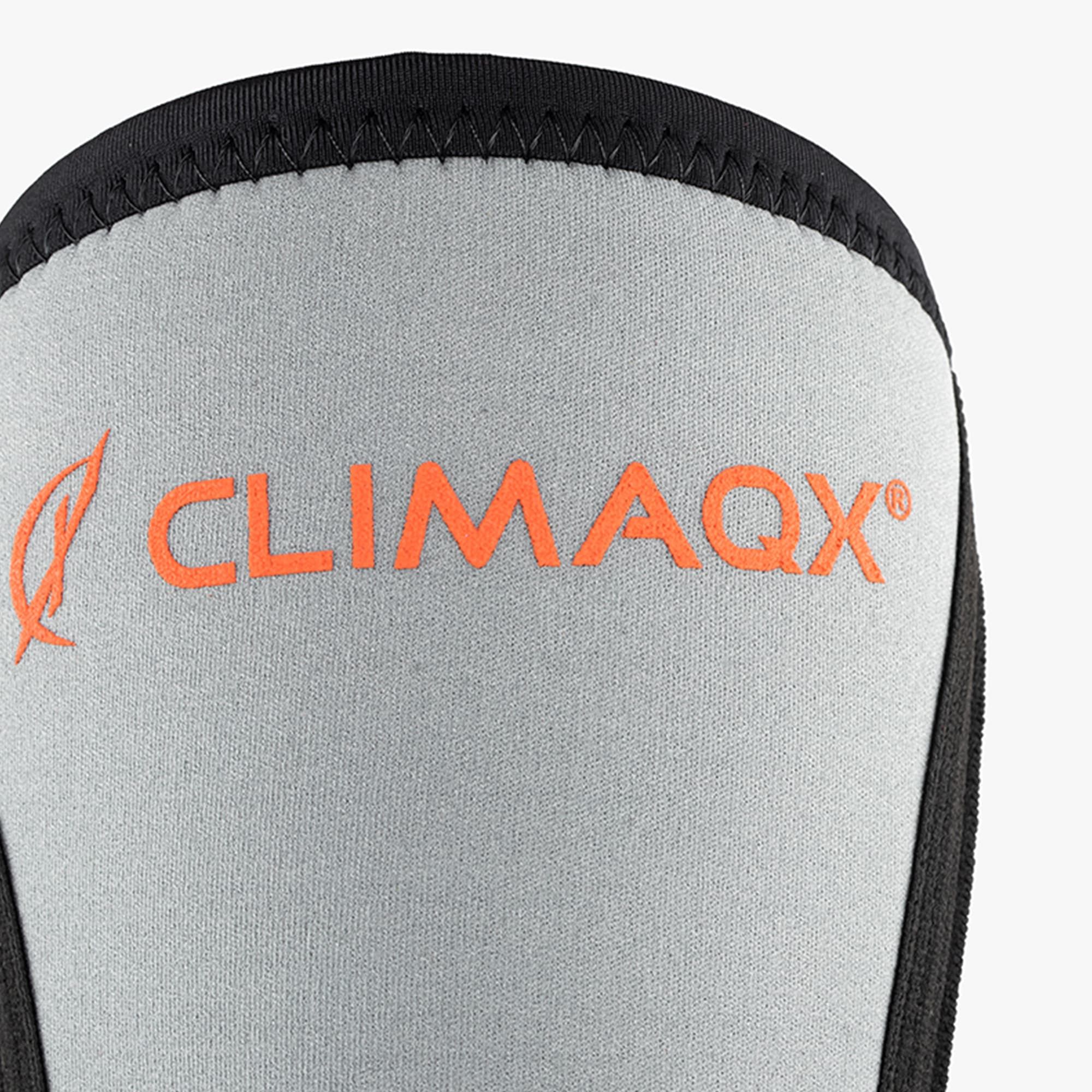 Nahaufnahme der Kniebandage. Orangefarbener Schriftzug CLIMAQX. Schwarze Ränder.