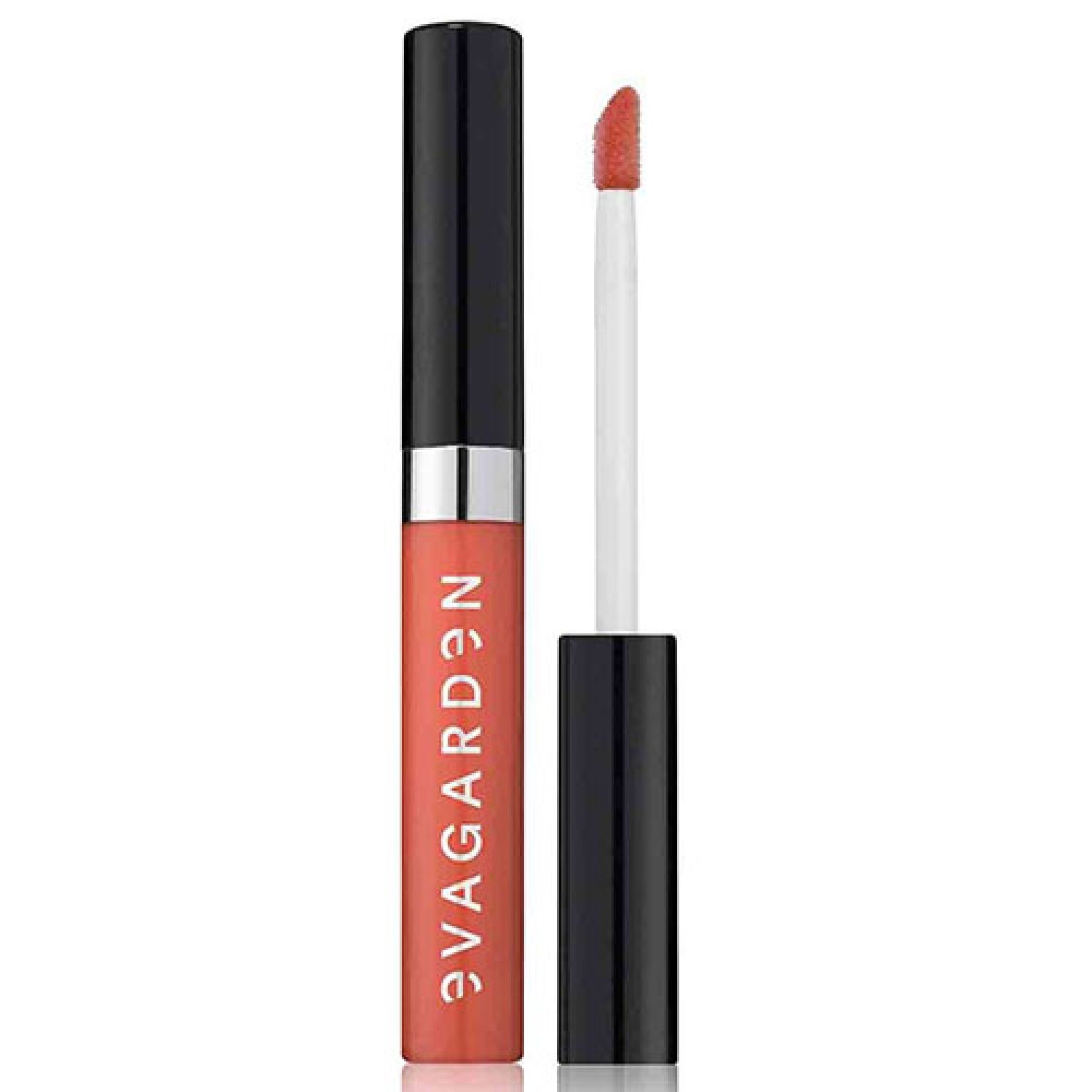 Lippen-Lip-Fluid-Fläschchen, orangefarben. Schwarzer Deckel, silberner Ring. Applikator mit weißem Stiel und orangefarbener Spitze. Schriftzug: evagarden.