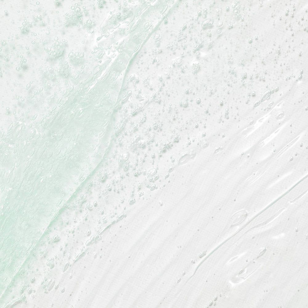 Nahaufnahme von Gel und Schaum auf weißem Hintergrund. Texturdetails sichtbar. Farbverlauf von grün nach weiß.