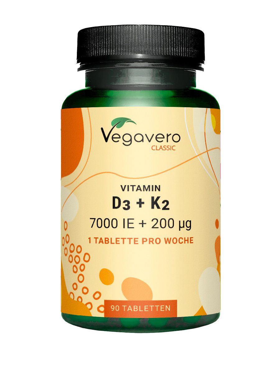 Braune Flasche mit gelbem Etikett. Aufschrift: Vegavaro, Vitamin D3 + K2, 7000 IE + 200 µg, 90 Tabletten. Schwarzer Deckel.