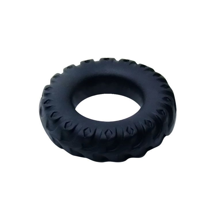 Schwarzer Ring mit Rillenmuster, schräg.