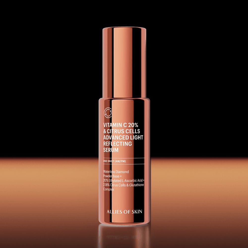 Kupferfarbene Serumflasche. Text: Vitamin C 20% & Citrus Cells Advanced Light Reflecting Serum. Marke: ALLIES OF SKIN.
