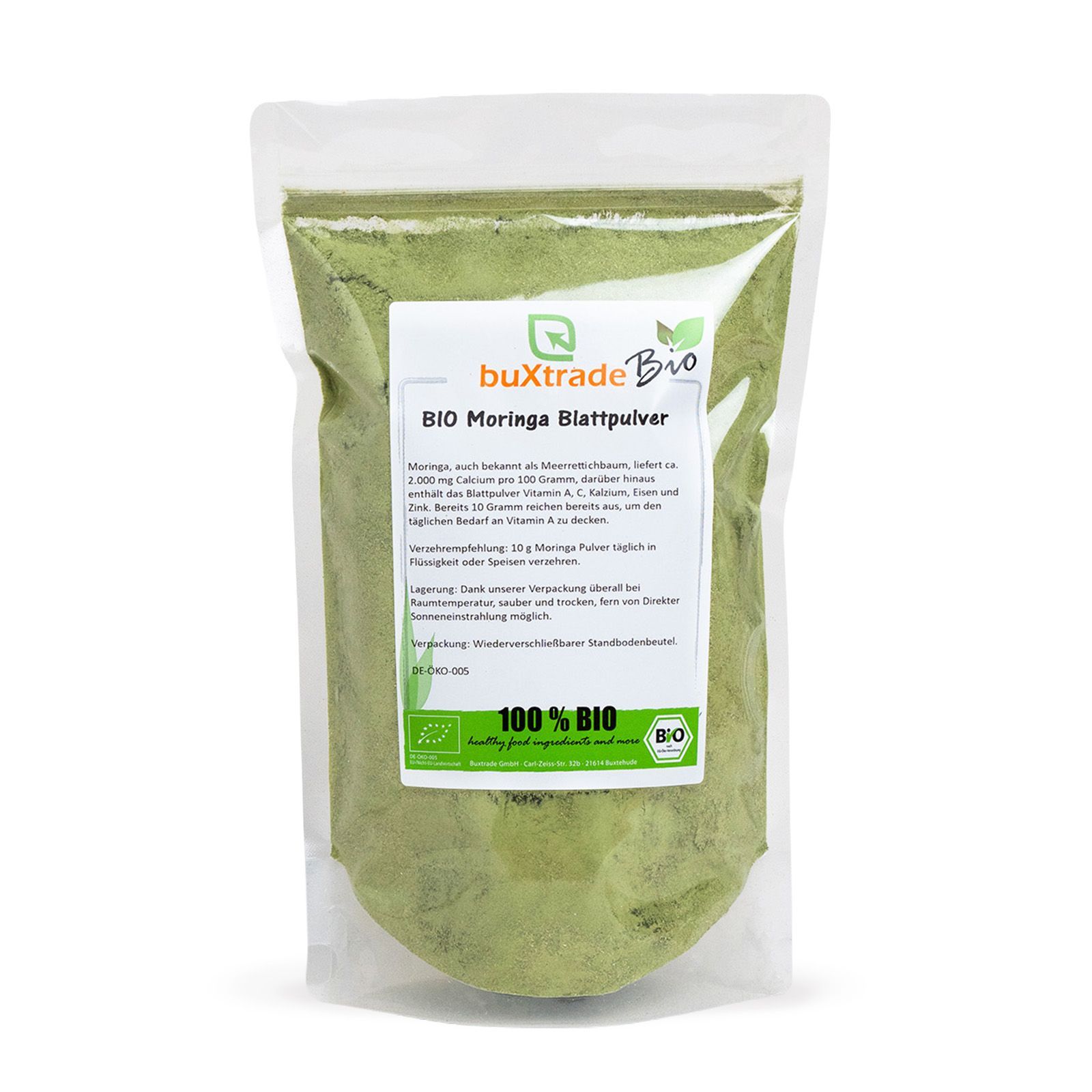 Transparente Verpackung mit grünem Pulver und Etikett. Aufschrift: buXtrade Bio Moringa Blattpulver.