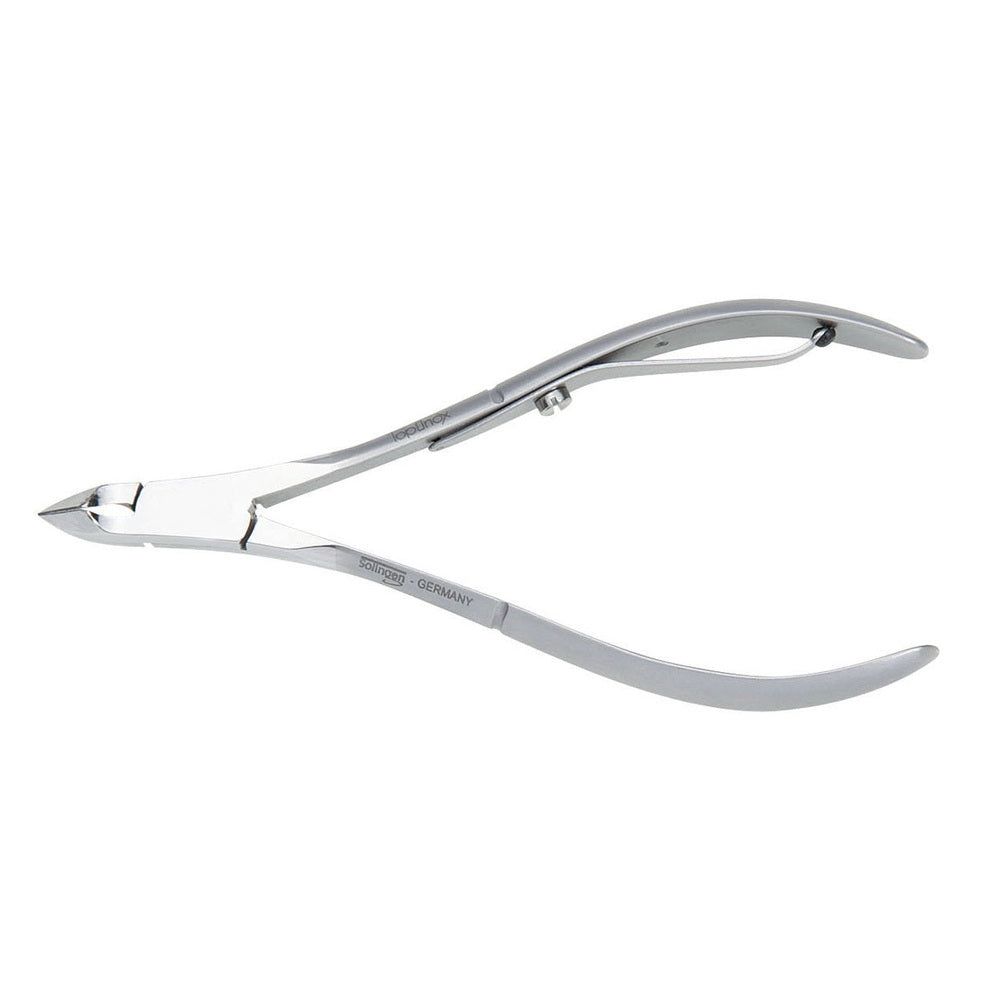 Hautzange aus Metall. Gebogene Griffe, scharfe Schneide. Aufschrift: GERMANY.