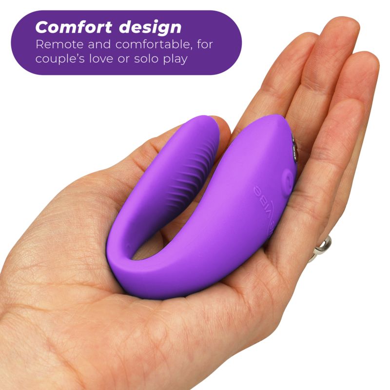 Lila Vibrator in Hand gehalten. Text: Comfort design. Für Paare oder Solo.