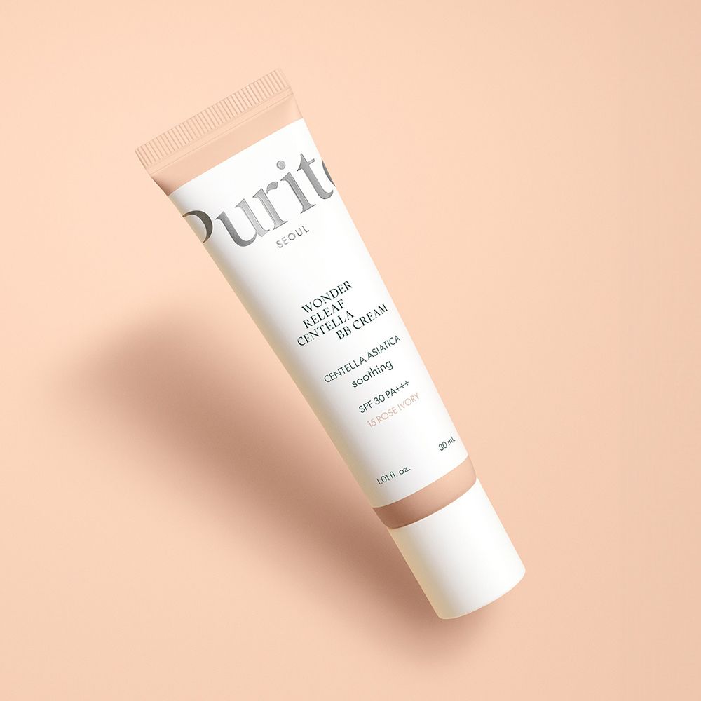 Purito Wonder Releaf Centella BB Cream #15 Rose Ivory. Tube schräg von oben. Beige Hintergrund. Aufschrift: SPF 30 PA+++.