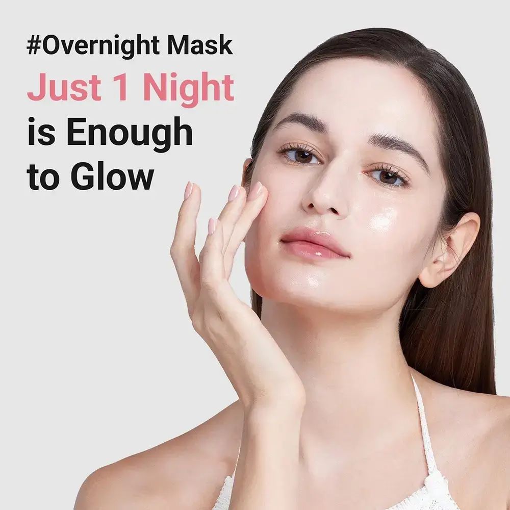 Frau berührt ihr Gesicht. Text: #Overnight Mask Just 1 Night is Enough to Glow.