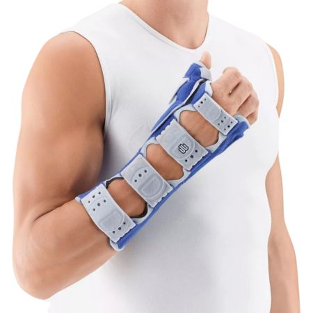Handgelenkorthese mit Daumenschiene. Blau-weißes Design, Klettverschlüsse. Am Arm einer Person getragen.