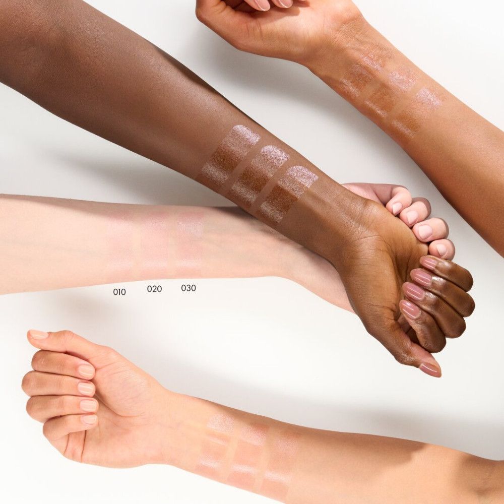Arme mit aufgetragenem Lippenbalsam in verschiedenen Hauttönen. Farbnummern 010, 020, 030.