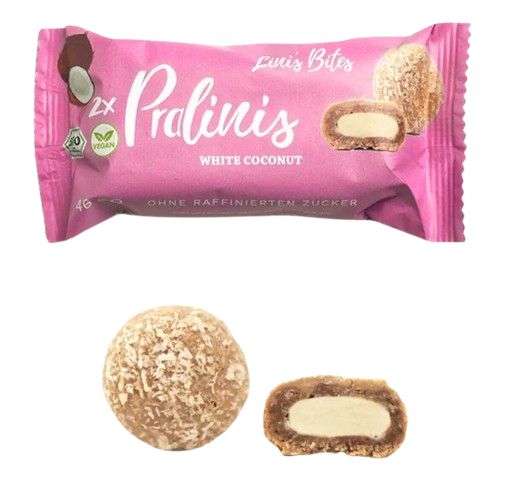 Rosa Verpackung mit Pralinen. Aufschrift: LINI'S BITES Pralinis White Coconut. Einzelne Praline und Ansicht im Anschnitt.